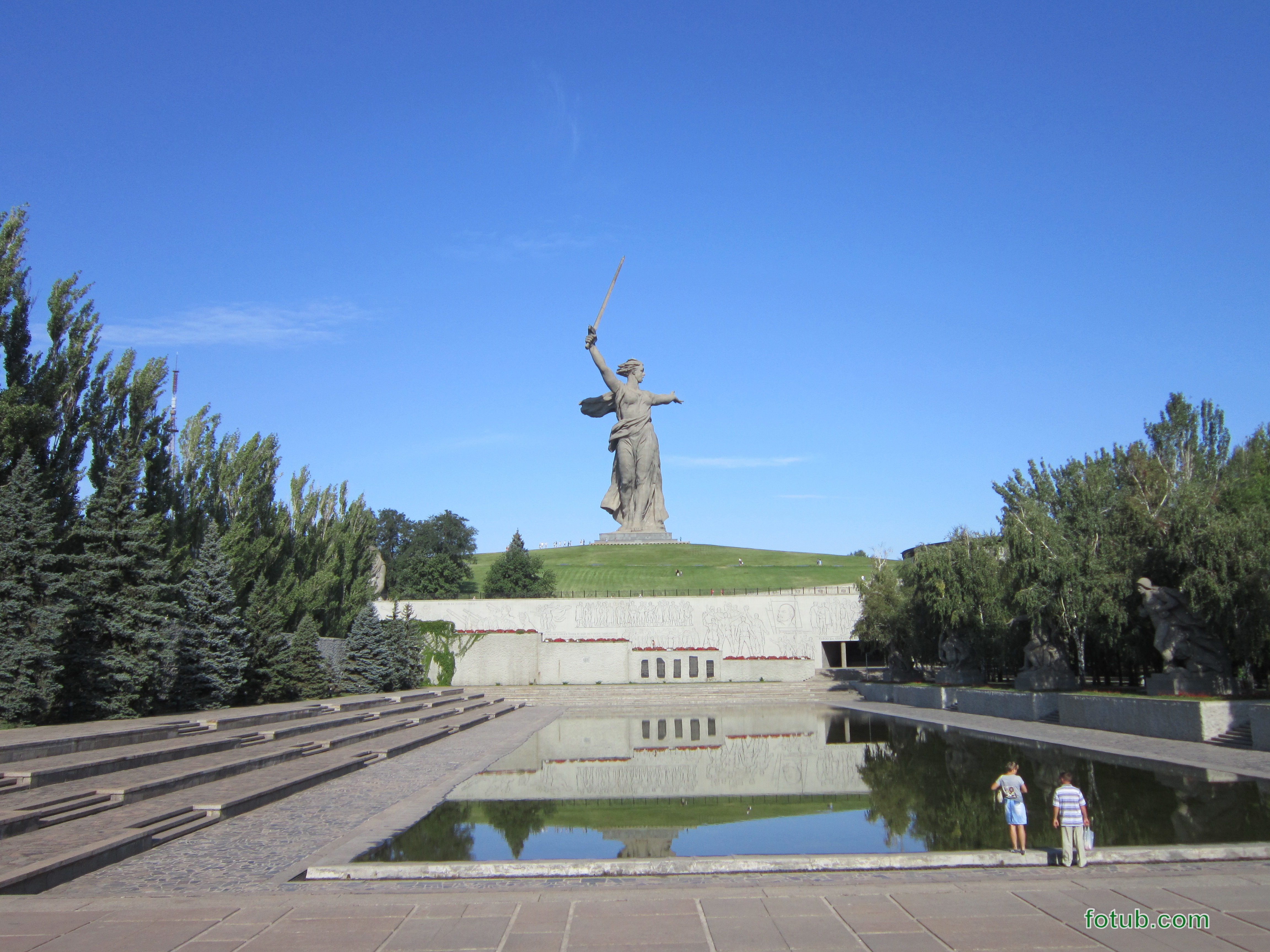 Памятник ансамбль мамаев курган. Мамаев Курган и Родина мать. Мамаев Курган два памятника. Мамаев Курган сверху. П памятнику – ансамблю «героям Сталинградской битвы: Мамаев Курган»..