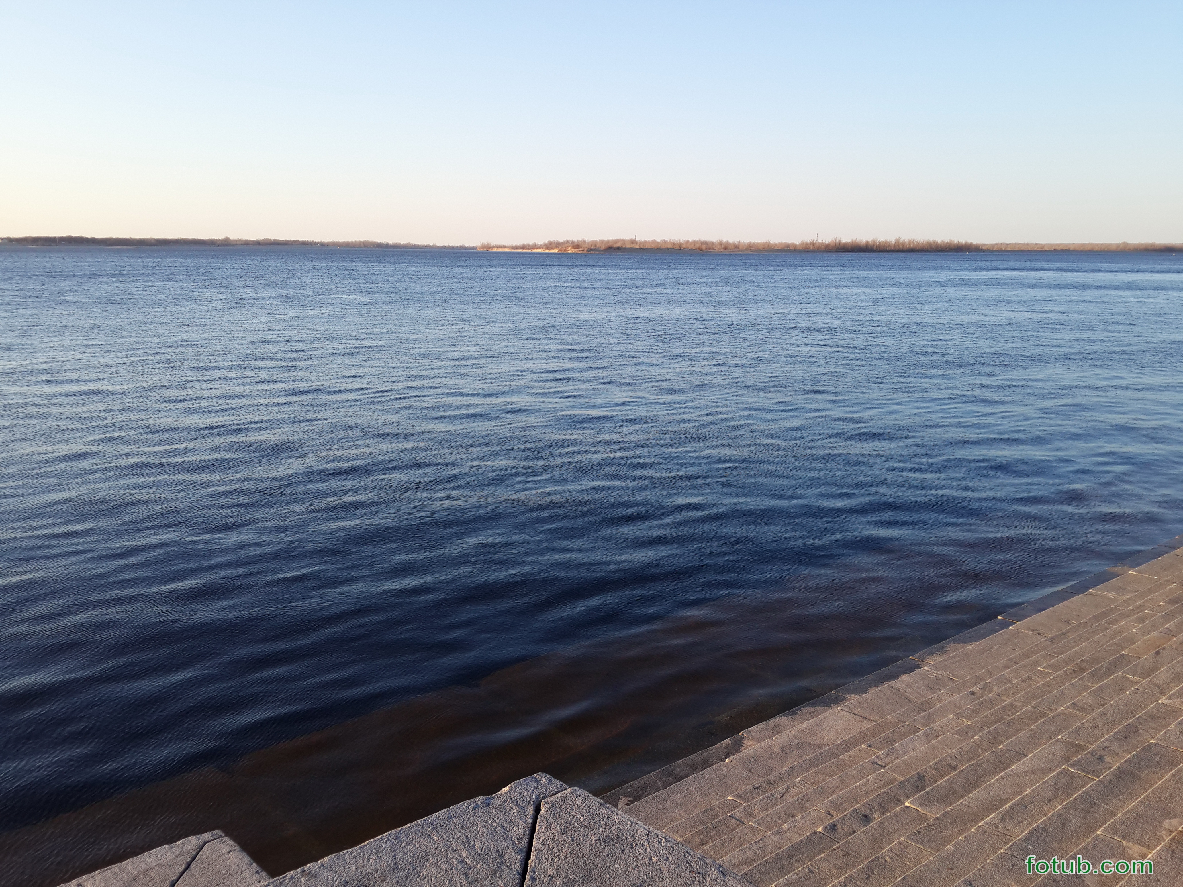 Вода в волге волгоград. Волга вода. Зеленая вода на Волге.