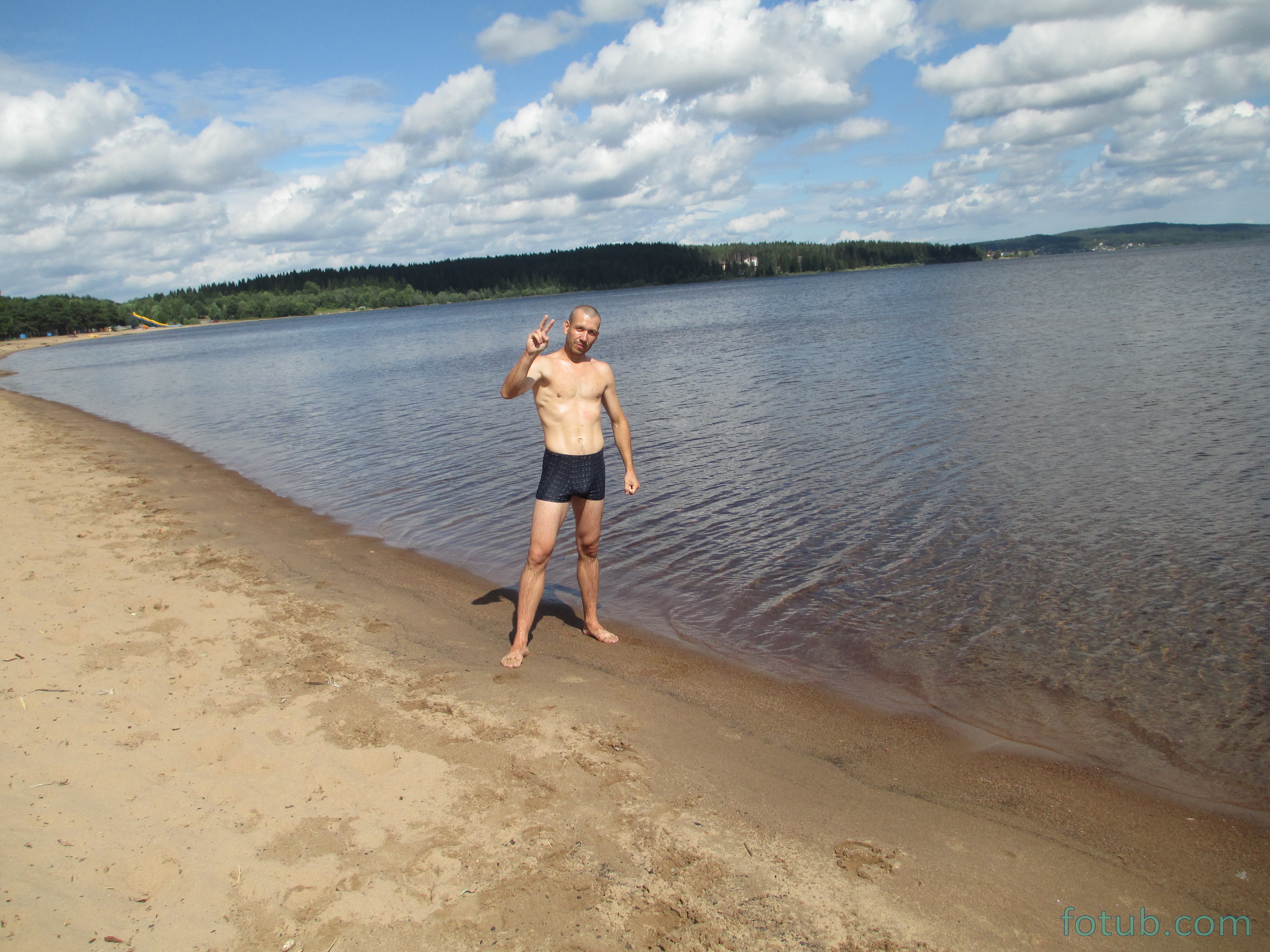 Карелия купаться. Купание в Онежском озере. Пляж Онего. Онежское озеро пляжи для купания. Олонец пляж.