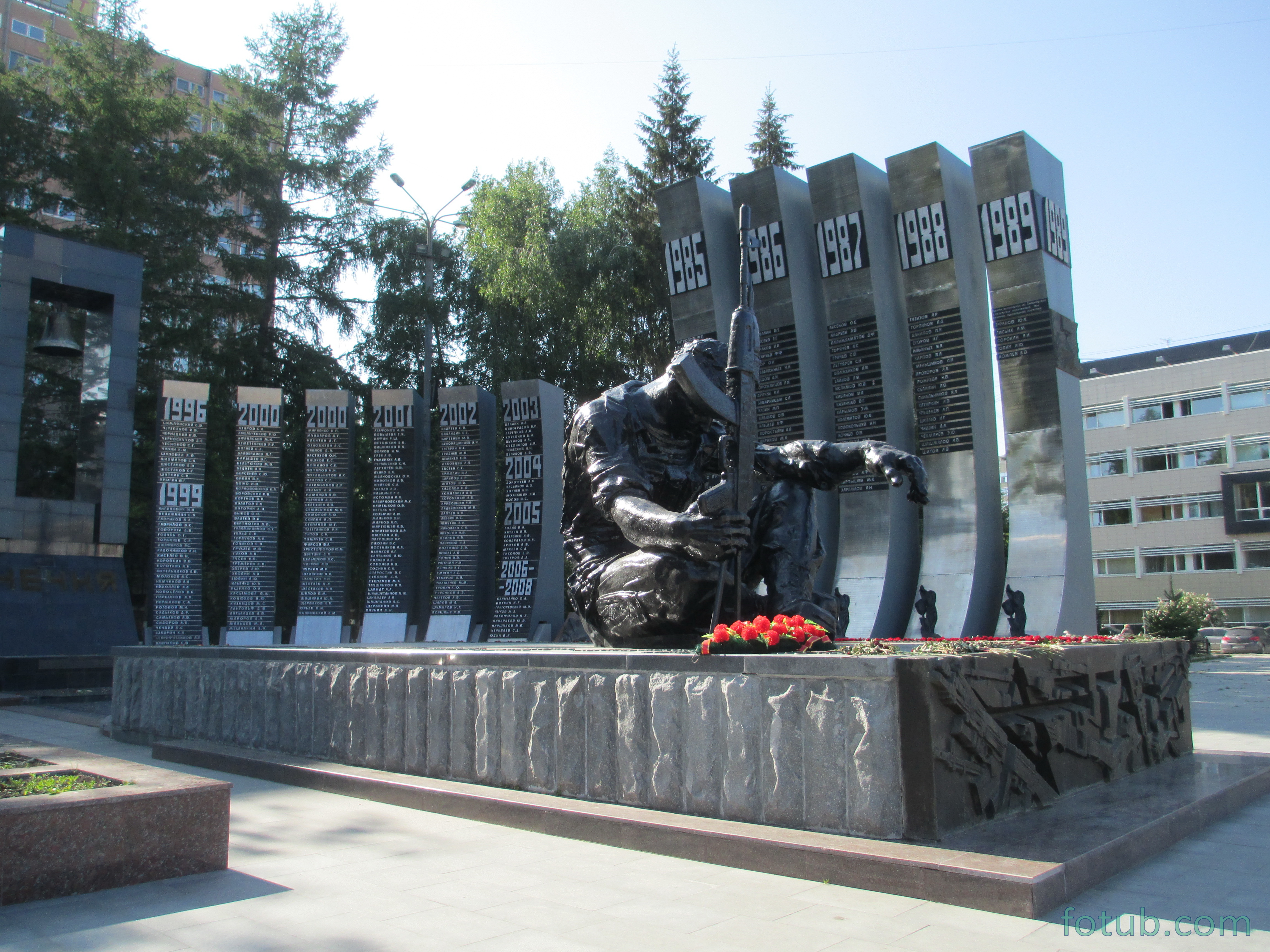 Фото обелиска в екатеринбурге. Памятники войне Екатеринбург. Памятник второй мировой войны Екатеринбург. Военные памятники Екатеринбурга. Монументы Екатеринбурга.