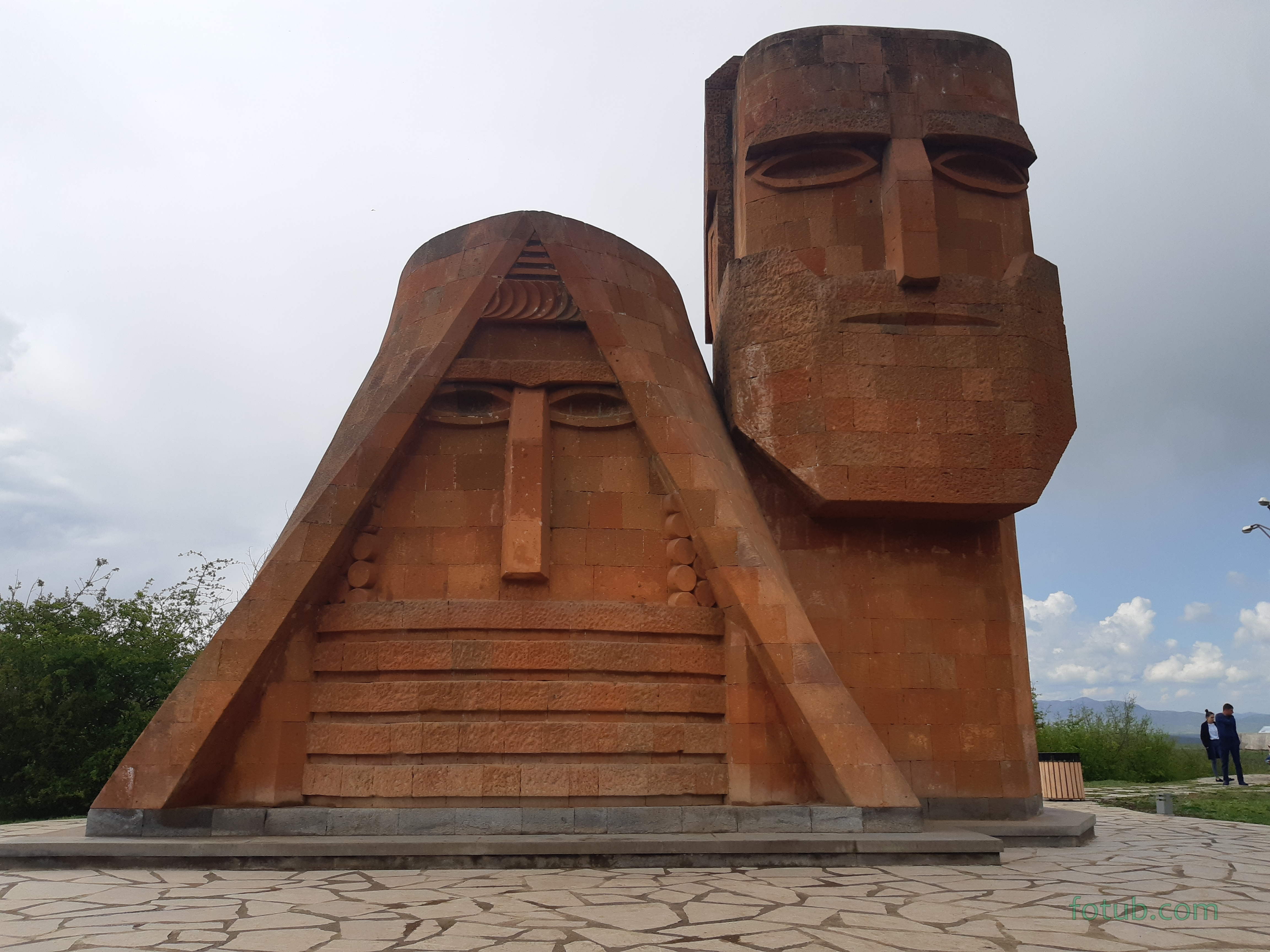 Арцах дома. Арцах Степанакерт памятник папик Татик. Арцах Нагорный Карабах скульптура. Монумент “мы и наши горы” Арцаха. Памятник в Карабахе дед и баба.